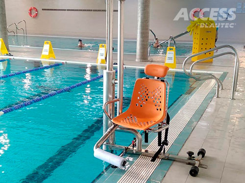 Pool lift in a sports center